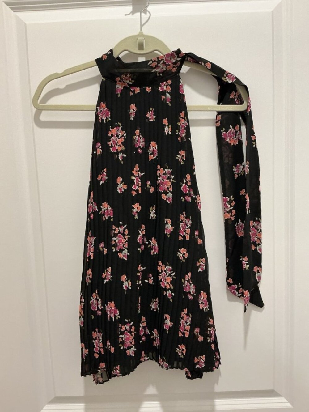 Elle Pleated Halter Top Size XL With Neck Tie For Bow Black Floral Print Lined